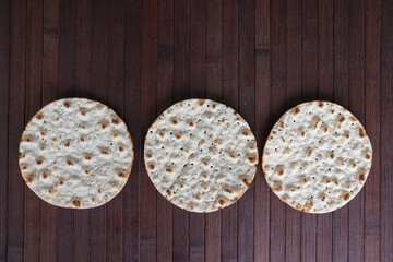 Round crispbreads in a row on wooden background