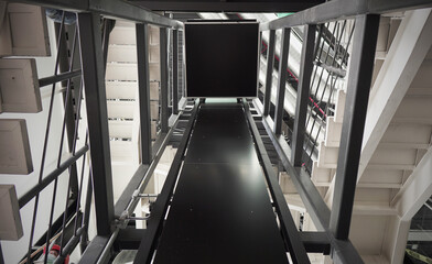 Obraz premium Elevador, edificio de negocios, estructura metlica