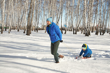 playing father and son in the winter outdoors - 472500602