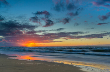 Obraz na płótnie Canvas sunset by the sea