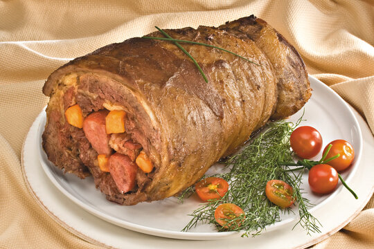 Rocambole com lingui&ccedil;a e cenoura decorado com tomate-cereja