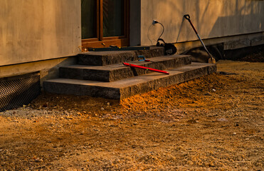 Budowa tarasu i schodów z betonowych bloków i kostki . Brukarstwo , narzędzia. © Grzegorz