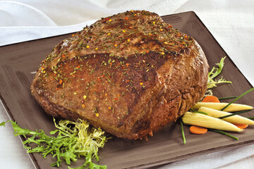 Pratos com Carne temperada decorada com milho e pedaços de cenoura