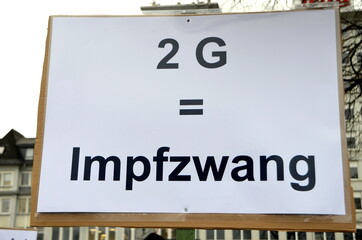 Schild auf einer Demo von Impfgegnern: "2 G = Impfzwang"