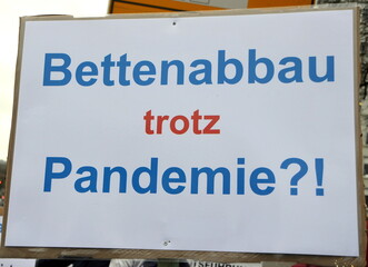 Schild auf einer Demo von Impfgegnern: "Bettenabbau trotz Pandemie?"