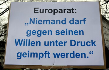 Schild auf einer Demo von Impfgegnern: "Europarat: Niemand darf gegen seinen Willen unter Druck geimpft werden."