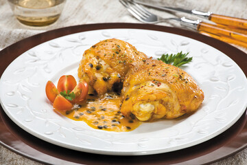 Prato de frango ao molho de maracujá com tomate-cereja