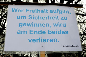 Schild auf einer Demo von Impfgegnern: 