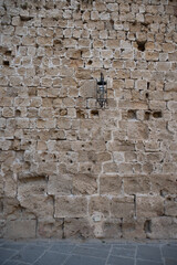 Lampe in rustikaler Steinmauer