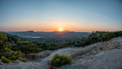 Sonnenuntergang zwischen den Bergen auf Rhodos - 472504862