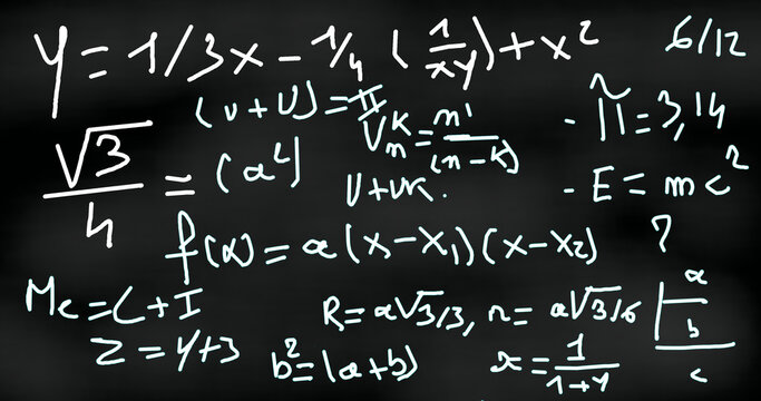 Sur tableau blanc mal nettoy&eacute; formule math&eacute;matique &eacute;crite en blanc