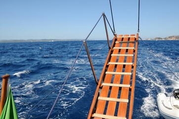 Il mare visto da una poppa di  una barca a vela