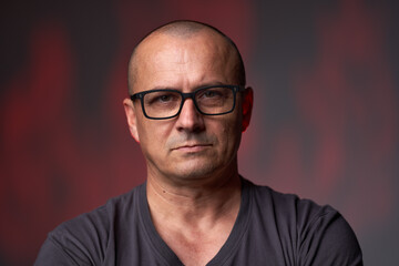 Obraz premium Closeup of a serious man in glasses