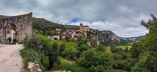 Fototapeta premium Saint Cirq Lapopie (Lot, France) - Vue panoramique du village et de la vallée du lot
