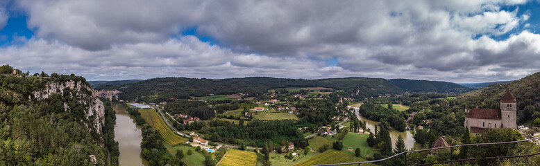 Fototapeta na wymiar Saint Cirq Lapopie (Lot, France) - Vue panoramique du village et de la vallée du lot