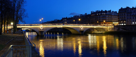 The night panoramic view of Louis-Philippe bridge, Paris, France.