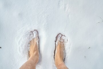 Barefoot in the snow - 472523440