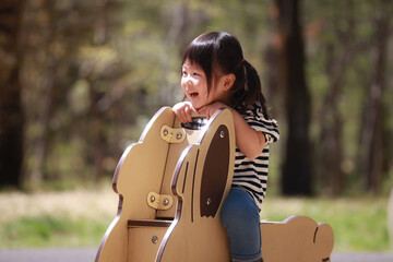 遊ぶ女の子