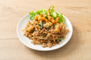 Stir-fried noodle with minced chicken and basil