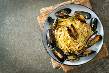 linguine spaghetti pasta vongole white wine sauce