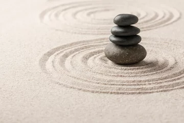Fond de hotte en verre imprimé Pierres dans le sable Art de fond de sable de pierres zen empilées du concept d& 39 équilibre
