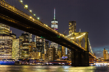 Obraz na płótnie Canvas Brooklyn Bridge and Manhattan at night