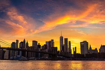 Obraz premium Brooklyn Bridge and Manhattan at sunset
