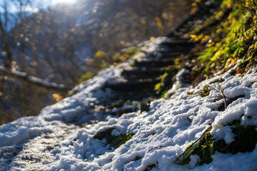 富山県立山町、上市町にある剱岳を見るために雪が積もる冬の中山を登山する風景 A view of climbing a mountain in winter with snow to see Tsurugidake in Tateyama and Kamiichi towns, Toyama Prefecture.