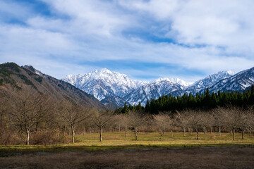 富山県立山町、上市町にある剱岳を見るために雪が積もる冬の中山を登山する風景 A view of climbing a mountain in winter with snow to see Tsurugidake in Tateyama and Kamiichi towns, Toyama Prefecture.