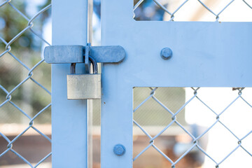 フェンスと南京錠