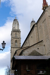 Obraz premium Medieval church Great Minster at the old town of Zürich on a cloudy winter morning. Photo taken December 1st, 2021, Zurich, Switzerland.
