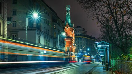 Tramwaj w ruchu na krakowskiej ulicy Basztowej. Kolorowe smugi po ruchu tramwaju