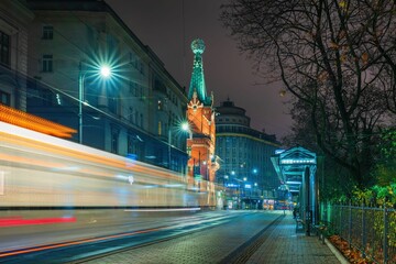 Tramwaj w ruchu na krakowskiej ulicy Basztowej. Kolorowe smugi po ruchu tramwaju