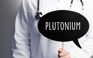Plutonium. Arzt mit Stethoskop hält Sprechblase in Hand. Text steht im Schild. Gesundheitswesen,...