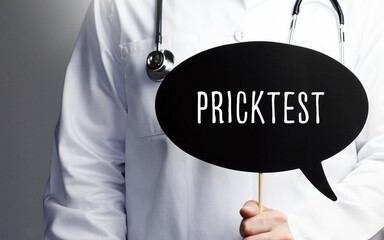 Pricktest. Arzt mit Stethoskop hält Sprechblase in Hand. Text steht im Schild. Gesundheitswesen, Medizin