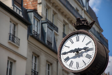 affichage de l'heure sur une horloge à Paris - obrazy, fototapety, plakaty