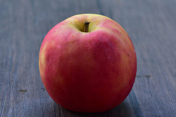 Pacific Rose Apple, the distinctive rosy red blush makes this apple too pretty to resist. A natural Gala Splendour cross, gets its signature pink hue from Splendour, and its unique taste profile.