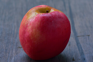 Pacific Rose Apple, the distinctive rosy red blush makes this apple too pretty to resist. A natural Gala Splendour cross, gets its signature pink hue from Splendour, and its unique taste profile.