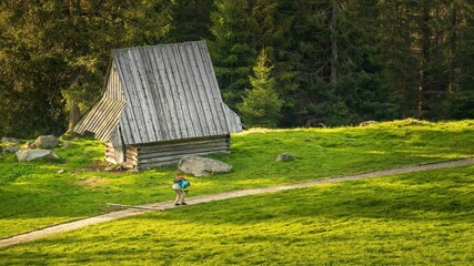 Ogólny widok na Rusinową Polanę w Tatrach bardzo znane miejsce turystyczne - obrazy, fototapety, plakaty