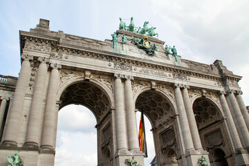 Obraz premium Low view The Triumphal Arch in Brussels, Belgium