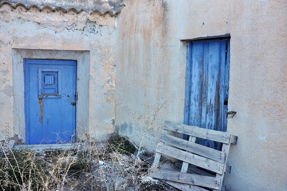 Wall mural portes bleues sur façade d'habitat troglodytes.