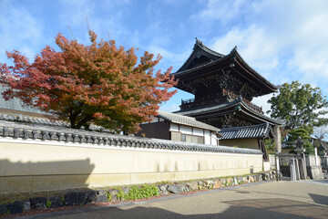 秋の清涼寺　仁王門　京都市右京区嵯峨