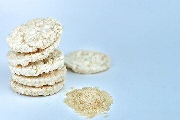 Rice round crispbread and grains of rice.
