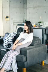 家でテレビを視聴する若い女性