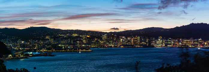 ニュージーランド　首都ウェリントンのオリエンタル・ベイの丘からウェリントン港の夕暮れの風景