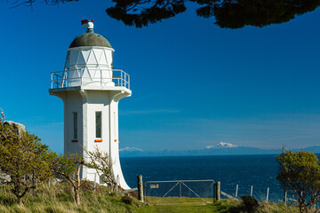 Fototapeta na wymiar ニュージーランド　首都ウェリントンの近郊のワイヌイオマタのイースト・ハーバー・リージョナル・パークにあるベアリングヘッド灯台とクック海峡