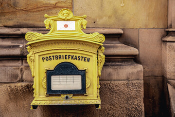 Klassischer, alter und gelber Postbriefkasten