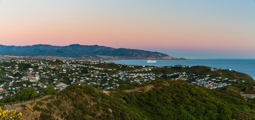 ニュージーランド　首都ウェリントンのタワタワ保護区から見えるアイランド・ベイとクック海峡
