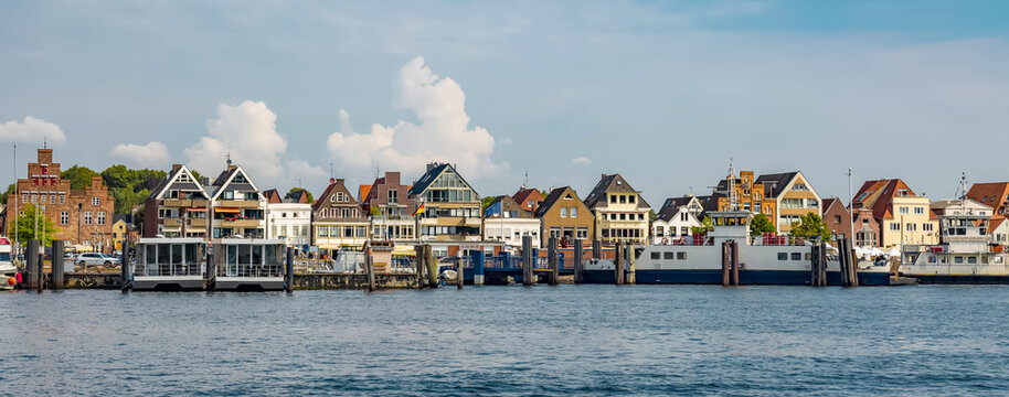 Panorama der Hafenstrasse in Travem&uuml;nde an der Ostsee