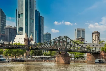Frankfurt am Main: Blick auf den Eisernen Steg und das Mainufer mit Bankenviertel © sweasy